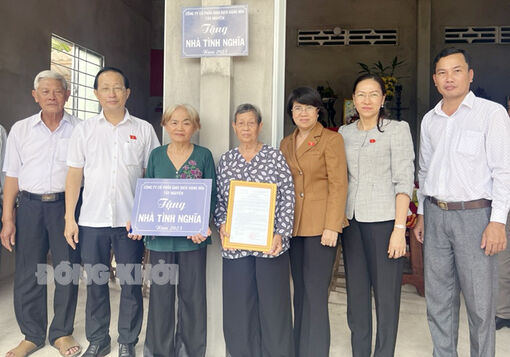 Đoàn đại biểu Quốc hội đơn vị tỉnh bàn giao nhà tình nghĩa cho người có công