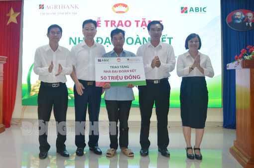 ABIC Chi nhánh Bến Tre trao tặng nhà &quot;Đại đoàn kết&quot; và chi trả quyền lợi bảo hiểm