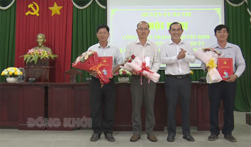 Ba Tri công bố và trao quyết định điều động, bổ nhiệm cán bộ