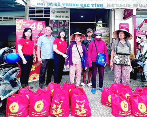 Đại lý vé số Minh Sơn trao quà Tết cho người nghèo