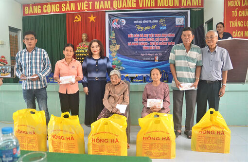 Quỹ học bổng Vừ A Dính trao quà tết cho hộ nghèo tại huyện Giồng Trôm