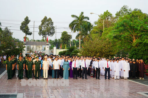 Viếng Nghĩa trang liệt sĩ tỉnh nhân kỷ niệm 64 năm Ngày Bến Tre Đồng khởi