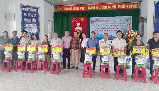 Trao quà cho bà con có hoàn cảnh khó khăn tại 2 huyện Mỏ Cày Bắc và Giồng Trôm