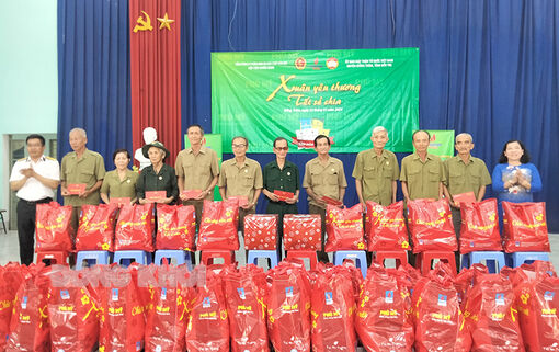 750 phần quà Tết được trao cho người nghèo trên địa bàn huyện Giồng Trôm