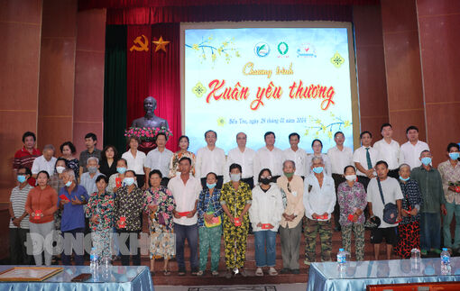 Hội Bảo trợ bệnh nhân nghèo TP. Bến Tre trao 300 suất quà cho người bán vé số có hoàn cảnh khó khăn