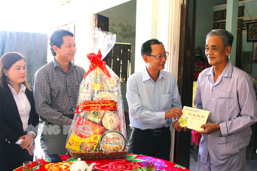 Phó chủ tịch UBND tỉnh Nguyễn Minh Cảnh thăm, chúc Tết gia đình chính sách tại xã Hưng Khánh Trung B