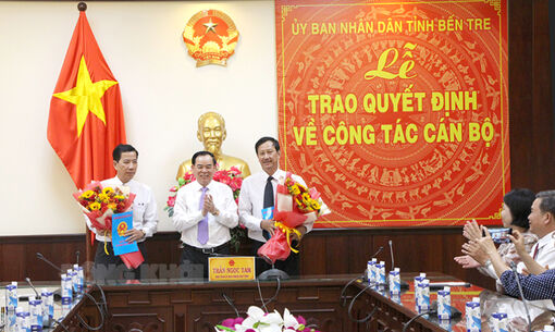 Chủ tịch UBND tỉnh Trần Ngọc Tam trao các quyết định về công tác cán bộ