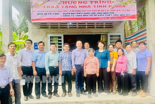 Trao tặng nhà tình nghĩa cho gia đình chính sách tại xã Lương Phú, huyện Giồng Trôm