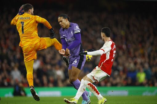 Alisson mắc sai lầm khiến Liverpool thua đau Arsenal