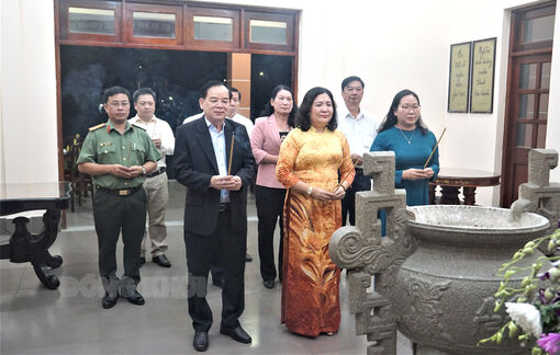 Lãnh đạo tỉnh viếng Nghĩa trang liệt sĩ tỉnh đêm giao thừa Tết Nguyên đán Giáp Thìn 2024