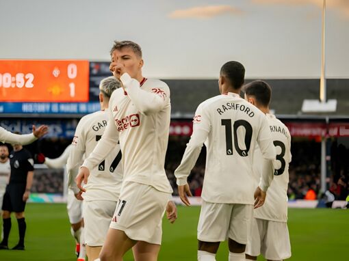 Man United giành chiến thắng khó khăn trước Man United