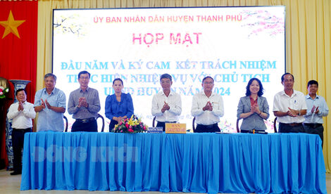 Thạnh Phú ký kết trách nhiệm thực hiện nhiệm vụ năm 2024 với Chủ tịch UBND huyện