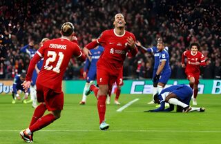 Virgil van Dijk tỏa sáng, Liverpool vô địch Carabao Cup đầy cảm xúc