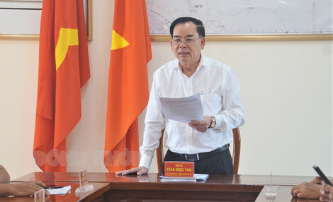 Chủ tịch UBND tỉnh Trần Ngọc Tam kiểm tra công tác tuyển quân tại Giồng Trôm và Ba Tri