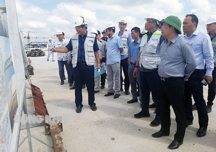 Thứ trưởng Bộ Giao thông vận tải Nguyễn Duy Lâm kiểm tra công trình cầu Rạch Miễu 2