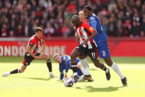Chelsea và Brentford hòa kịch tính, Liverpool giành chiến thắng đúng phút cuối cùng