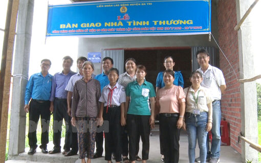 Bàn giao 4 nhà tình thương cho công nhân lao động ở Ba Tri