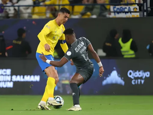 Ronaldo bất lực, Al Nassr tự tay dâng cúp cho Al Hilal