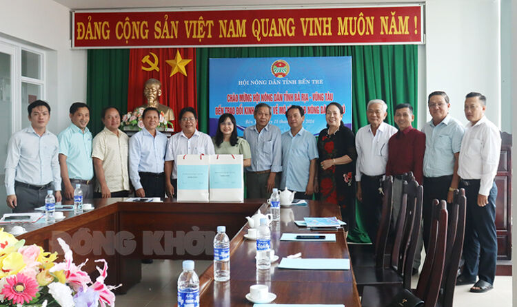 Hội Nông dân tỉnh Bà Rịa - Vũng Tàu thăm học tập mô hình Câu lạc bộ nông dân tỷ phú tại Bến Tre