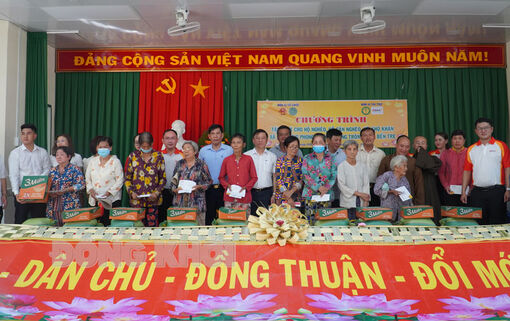 Trao 200 phần quà cho hộ nghèo, khó khăn xã Hưng Phong