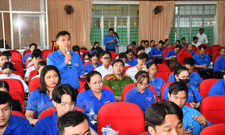 Chủ tịch UBND TP. Bến Tre Huỳnh Vĩnh Khánh đối thoại với thanh niên về khởi nghiệp số
