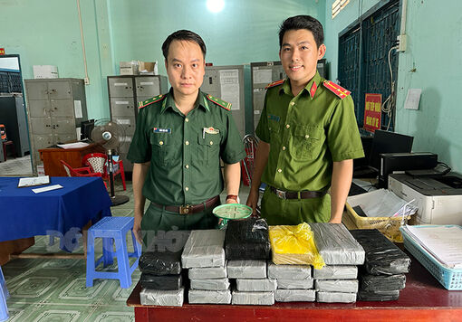 Phát hiện 23 gói nylon dạt vào bờ biển, nghi là ma túy Phát hiện 23 gói nylon dạt vào bờ biển, nghi là ma túy