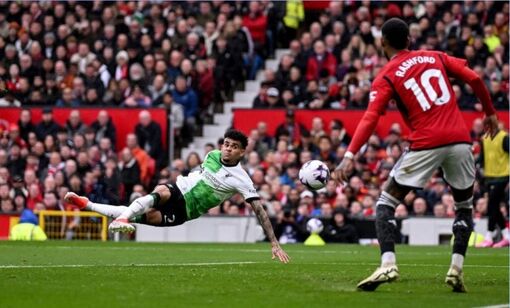 Luis Diaz lập siêu phẩm vô lê 'xé lưới' MU