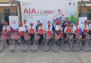 Trao tặng xe đạp cho học sinh huyện Thạnh Phú