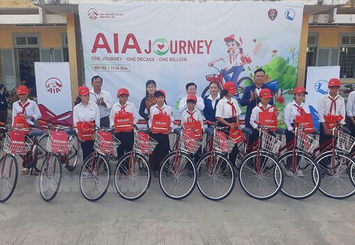 Trao tặng xe đạp cho học sinh huyện Thạnh Phú