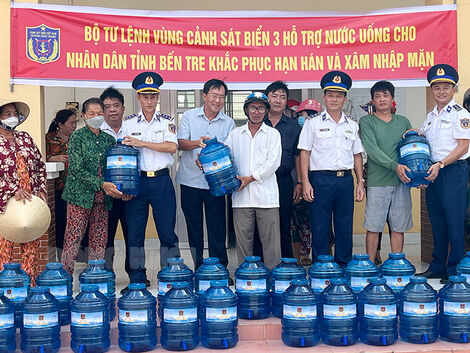 Bộ Tư lệnh Vùng Cảnh sát biển 3 hỗ trợ nước uống cho người dân huyện Bình Đại