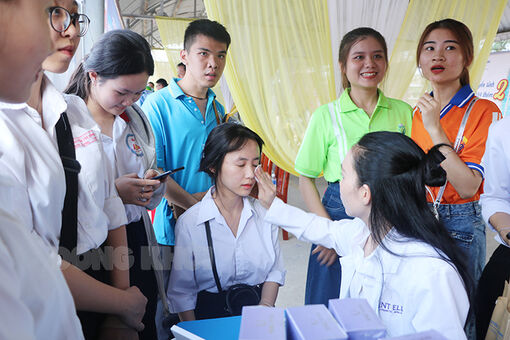 Tập trung xây dựng và phát triển nguồn nhân lực tỉnh nhà