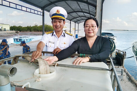 Hải đoàn 129 Quân chủng hải quân Việt Nam cấp nước ngọt cho bà con nhân dân huyện Bình Đại