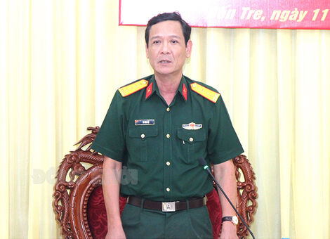 Hội đồng Giáo dục quốc phòng và an ninh Quân khu 9 tặng bằng khen cho Đại tá Võ Văn Hội