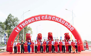 Thông xe cầu Châu Đốc kết nối 2 tỉnh Kiên Giang và Đồng Tháp.
