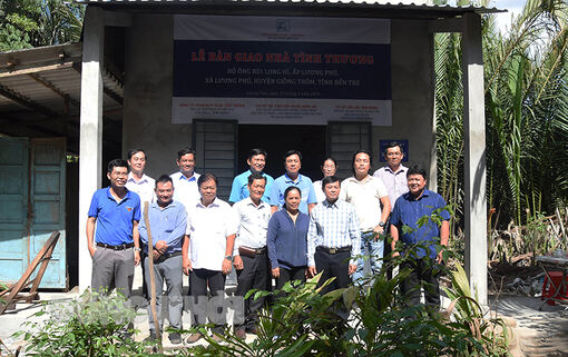 Hỗ trợ kinh phí xây dựng nhà tình thương và tặng quà cho gia đình khó khăn tại xã Lương Phú