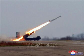 Nhà lãnh đạo Triều Tiên thị sát cuộc thử nghiệm hệ thống tên lửa phóng loạt mới