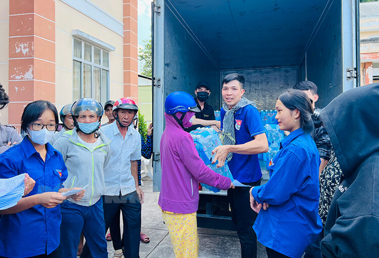 Tặng nước uống tinh khiết cho người dân xã Tân Hội, huyện Mỏ Cày Nam