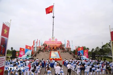 Quảng Trị: Lễ Thượng cờ 'Thống nhất non sông' tại Đôi bờ Hiền Lương - Bến Hải