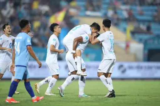 Nam Định tiến vào bán kết sau loạt sút penalty