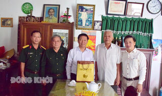 Phó bí thư Thường trực Tỉnh ủy Trần Thanh Lâm thăm các cựu chiến binh tham gia kháng chiến chống Pháp