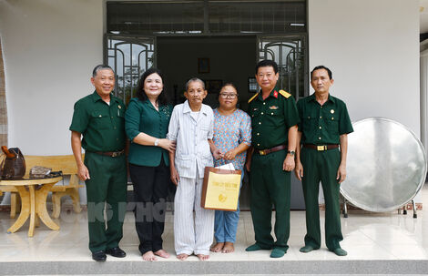 Quyền Bí thư Tỉnh ủy - Chủ tịch HĐND tỉnh Hồ Thị Hoàng Yến thăm cựu chiến binh tham gia kháng chiến chống Pháp