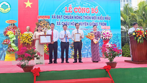 Châu Hòa đón nhận xã nông thôn mới kiểu mẫu