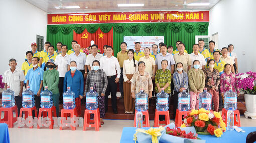 Tặng 1.000 bình nước uống cho bà con khó khăn xã Vĩnh Hòa