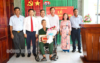 Phó bí thư Thường trực Tỉnh ủy Trần Thanh Lâm trao Huy hiệu Đảng tại Bình Đại và Giồng Trôm