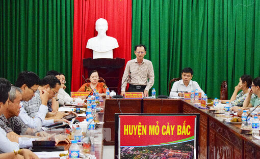 Lãnh đạo tỉnh làm việc với UBND huyện Mỏ Cày Bắc về tiến độ thực hiện xây dựng huyện nông thôn mới