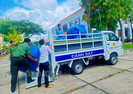 Hỗ trợ nước ngọt cho người dân