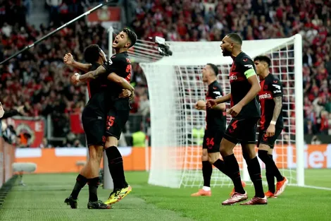 Bayer Leverkusen bất bại vào chung kết Cúp C2