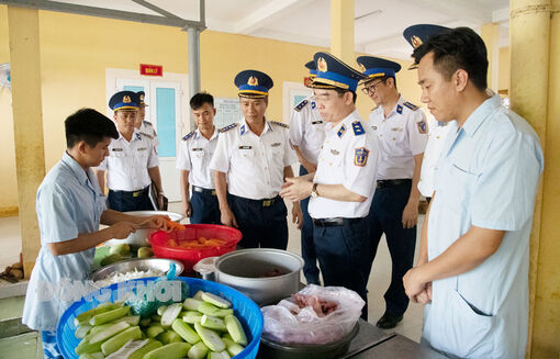 Chính ủy Cảnh sát biển kiểm tra công tác xây dựng đơn vị vững mạnh toàn diện “Mẫu mực, tiêu biểu” tại Hải đoàn 32