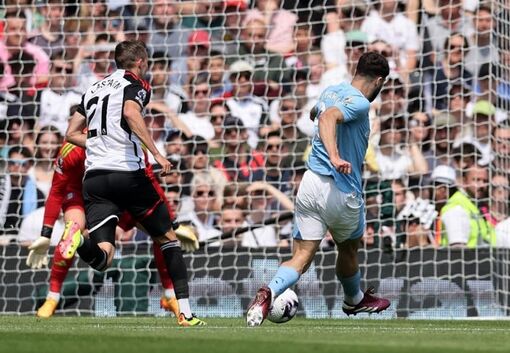 Đè bẹp Fulham, Man City vươn lên ngôi đầu Ngoại hạng Anh