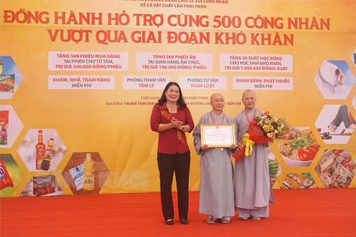 ‘Phiên chợ Từ Tâm’ trao tặng nhiều phần quà cho công nhân lao động